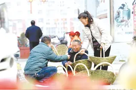 张国群：编篮编筐能手图片