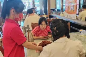 一天卖出近百份 乌鲁木齐市达坂城区柴窝堡辣子鸡一条街假期生意火爆图片