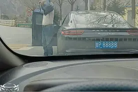 甘南州大富豪路边添外套，豪车牛牌成功抢镜，网友：人不可貌相图片