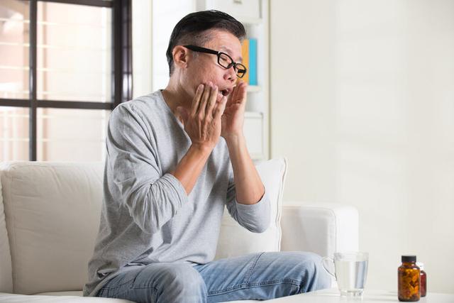 嘴里长了“白点”是怎么回事？除了口腔溃疡，还可能是癌变信号