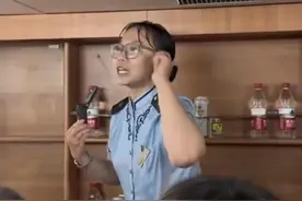 暴雨下哽咽的列车员，何以感动人心图片