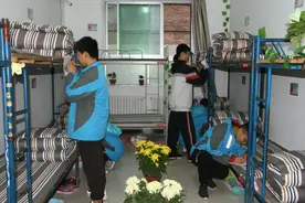 男孩从家中拿被子送同学，家长心里五味杂陈，网友：孩子好样的图片