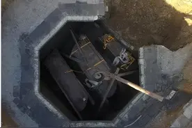 安徽惊现罕见八边形古墓，一夫一妻一妾合葬，3具棺材倾倒排列图片