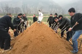 “雨打灵辈辈穷，雨打墓辈辈富”，是啥意思？老祖宗在暗示什么？图片