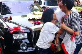 2022年大妈拦婚车要200元遭拒，任性掰断20万小金人，真刑！图片