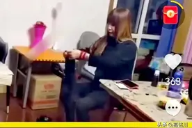 母亲过世百天，男子抓现行怒斥父亲：你什么人啊？图片