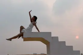 一个小技巧，把人拍出“悬浮”感！－摄影早自习第1994天图片