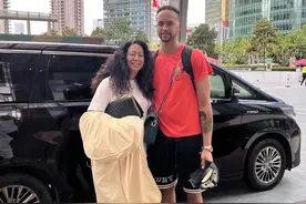 思乡!李凯尔母亲晒中国外祖父遗像,8月男篮深圳比赛将与亲人团聚图片