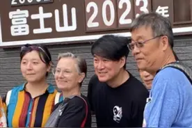 周华健携家人游日本！62岁健壮似小伙，美国老婆头发花白背布包图片