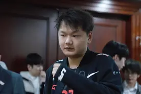 Knight力压小虎排在第一！外媒盘点夏季赛Top5中单图片