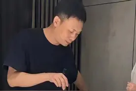 张译穿千元短袖应酬酒局，被敬酒弯腰低头端杯，豪华包间礼盒抢镜图片