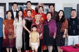 张常宁13口全家福！50岁妈妈美似关之琳，大哥高2米，嫂子颜值高图片