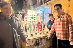 街头喝凉茶、拼桌吃快餐，这两位大咖港星示范了什么叫接地气图片