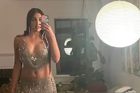 麦当娜25岁女儿穿无布料裙秀脐环，房间凌乱铺满衣服，摆不雅手势图片