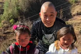 泪目！小女孩抱着石像不肯撒手！背后故事戳心图片