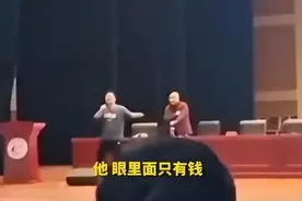 合肥高校教授演讲时，遭遇学生抢话筒，停课在家写检查，引热议图片