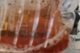 康师傅冰红茶大瓶的，2L的，喝完了里边好像有水母一样的东西图片