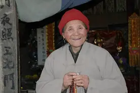 王芝霞：中年顿悟归隐终南山，45年不见家人，自称能与佛祖对话图片