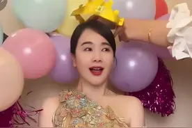 左小青晒照庆46岁生日，肤白貌美仍冻龄，女儿颜值出人意料图片