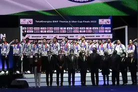 印度体育历史性时刻：高举汤杯，升旗仪式时集体敬礼，多人哽咽图片