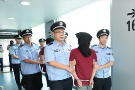 2020年上海机场发现大量可疑美国人，安检开箱后，避免3400万损失图片