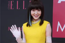 唐嫣这裙子真有点短，长度刚到大腿，可很适合小个子女生穿，显高图片