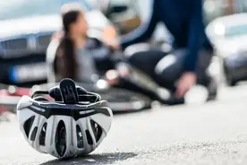 电动车头盔也有“保质期”？过期上路后果严重，抓紧自查！图片