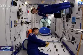 两米长的吸管能喝到水吗？看空间站里的“趣味饮水”实验图片