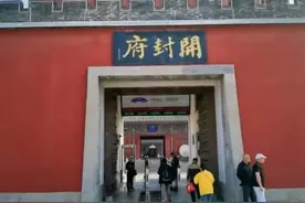 闹大了！女子举状纸跪在演员包公前喊冤，内情曝光，评论各种猜测图片