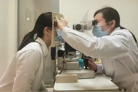 隐形眼镜碎片藏眼内 医生提醒：佩戴不当可能伤眼图片