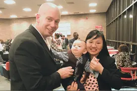 广西80后女孩在美国当护士，嫁美国光头警察，生俩混血，太幸福了图片