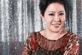 陈岚买颗钻石花7千万，买羽绒服花十几万，嘴里却叼着25元的香烟图片