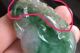 翡翠戴着戴着就变黄了？可能是因为变种了图片