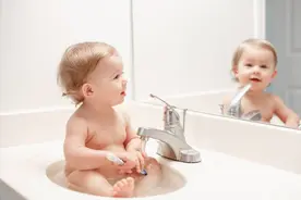 别让小婴儿过早照镜子，没好处不说，还容易莫名其妙地哭闹图片