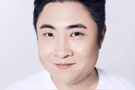 励志的乔杉：落魄时靠妻子摆摊养活，警察父亲去世成一生遗憾图片