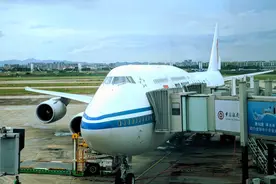 国航这个活动神了！飞2次就能拿金卡，银卡免费送！图片