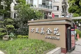 巨无霸，20年任性疯狂长！没光没风楼裂裂，居民求助10多年还在苦苦熬图片