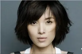 李佳：嫁给靳东是二婚，生子后退圈做全职妈妈，现44岁白发太明显图片