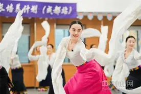 文化自信中民族舞蹈照亮“夕阳红”图片