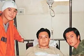 他被谢霆锋打成重伤，发妻6次流产绝情离开，今67岁靠卖卤肉为生图片