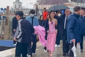 刘亦菲国外看秀生图惹争议，肩膀壮实驼背明显，近照被指毫无仙气图片