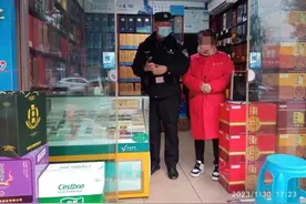 粗心顾客忘付款，民警细心帮找回图片
