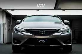 换上一身战斗服，丰田锐志 电光金属战斗灰漫彩改色膜图片