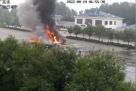 河北威县：满载锂电货车服务区起火 休假消防员奋勇扑救图片