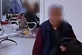 天津一女警身着便衣在路上扶起来一倒地老大爷遭讹。女警反将老大爷告上法庭，要求精神损害赔偿。图片