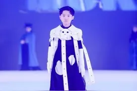 易烊千玺弟弟近照曝光，登台走秀颜值服装引争议，眉眼很像哥哥图片