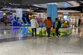 45岁撒贝宁带混血双胞胎逛街，外国娇妻长腿抢镜，不秀恩爱却很甜图片