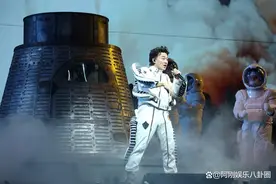 陈奕迅演唱会开幕，变身太空人演唱，实在太帅了图片