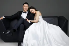 李根晒结婚1周年合影！娇妻年轻美艳已生1子，前妻颜值很高是京籍图片