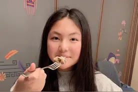 12岁王诗龄终于有孩子样！穿卫衣吃蛋糕变名媛，不受父母离婚影响图片